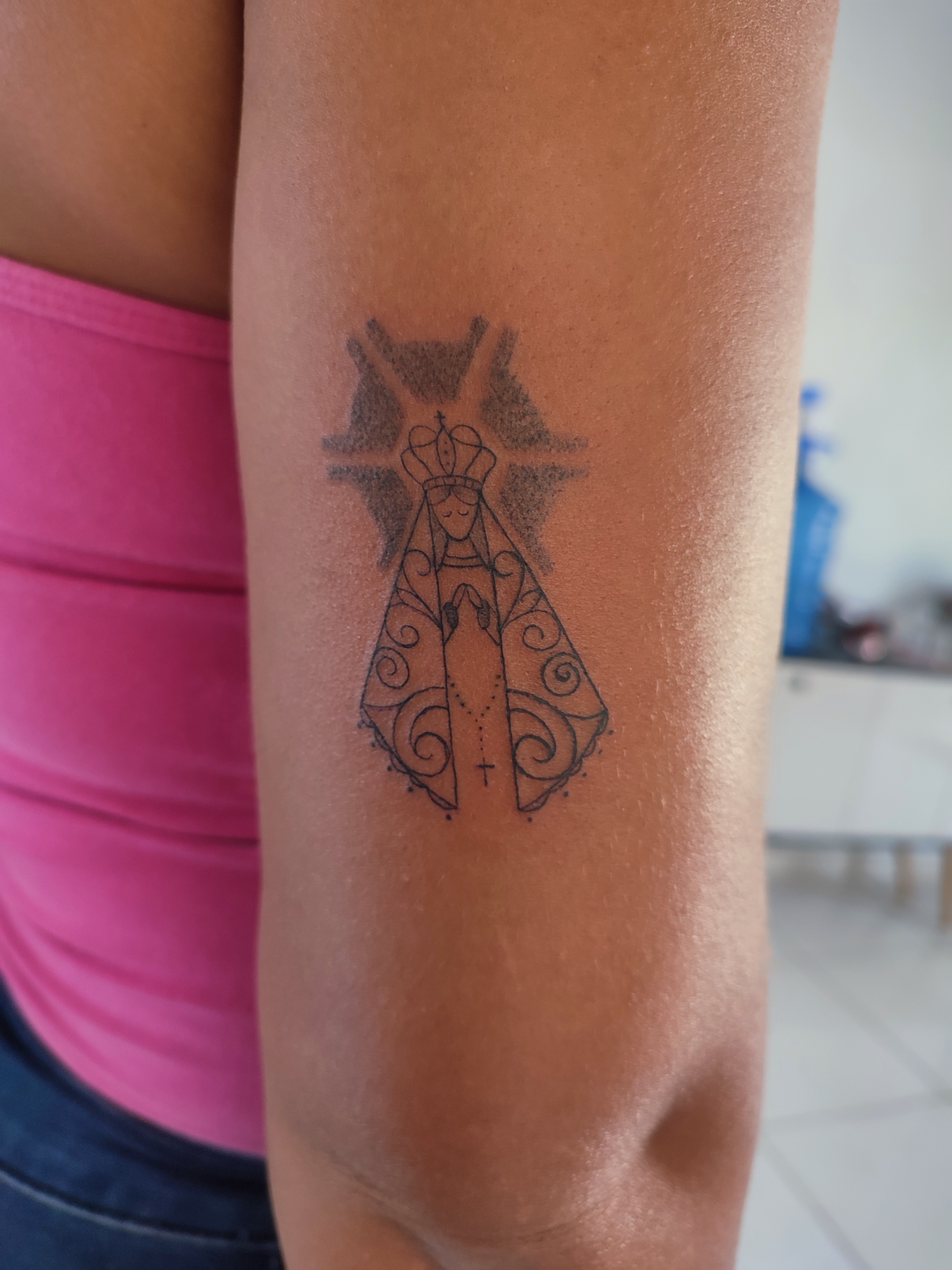 Tatuagem minimalista da nossa senhora aparecida