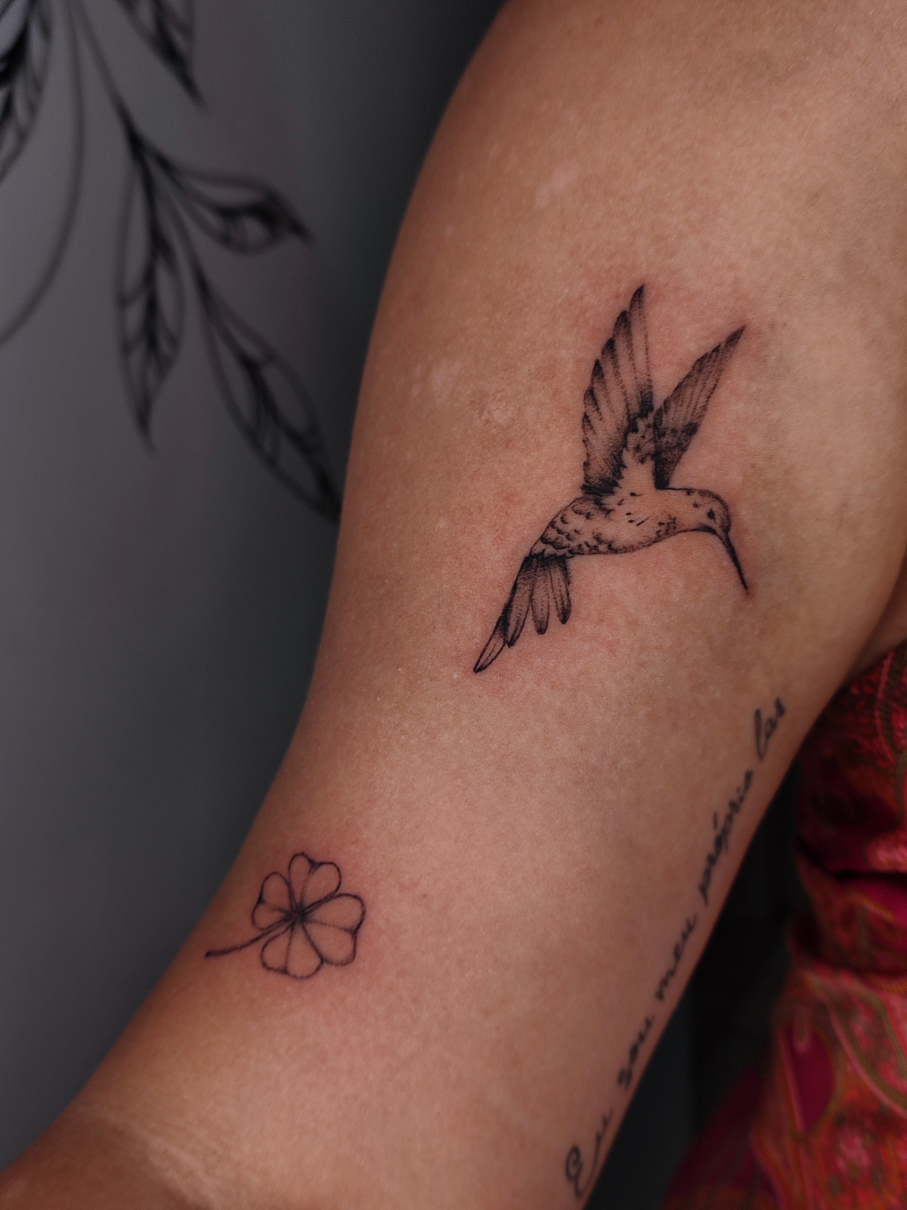 Tatuagem minimalista de um beija Flor