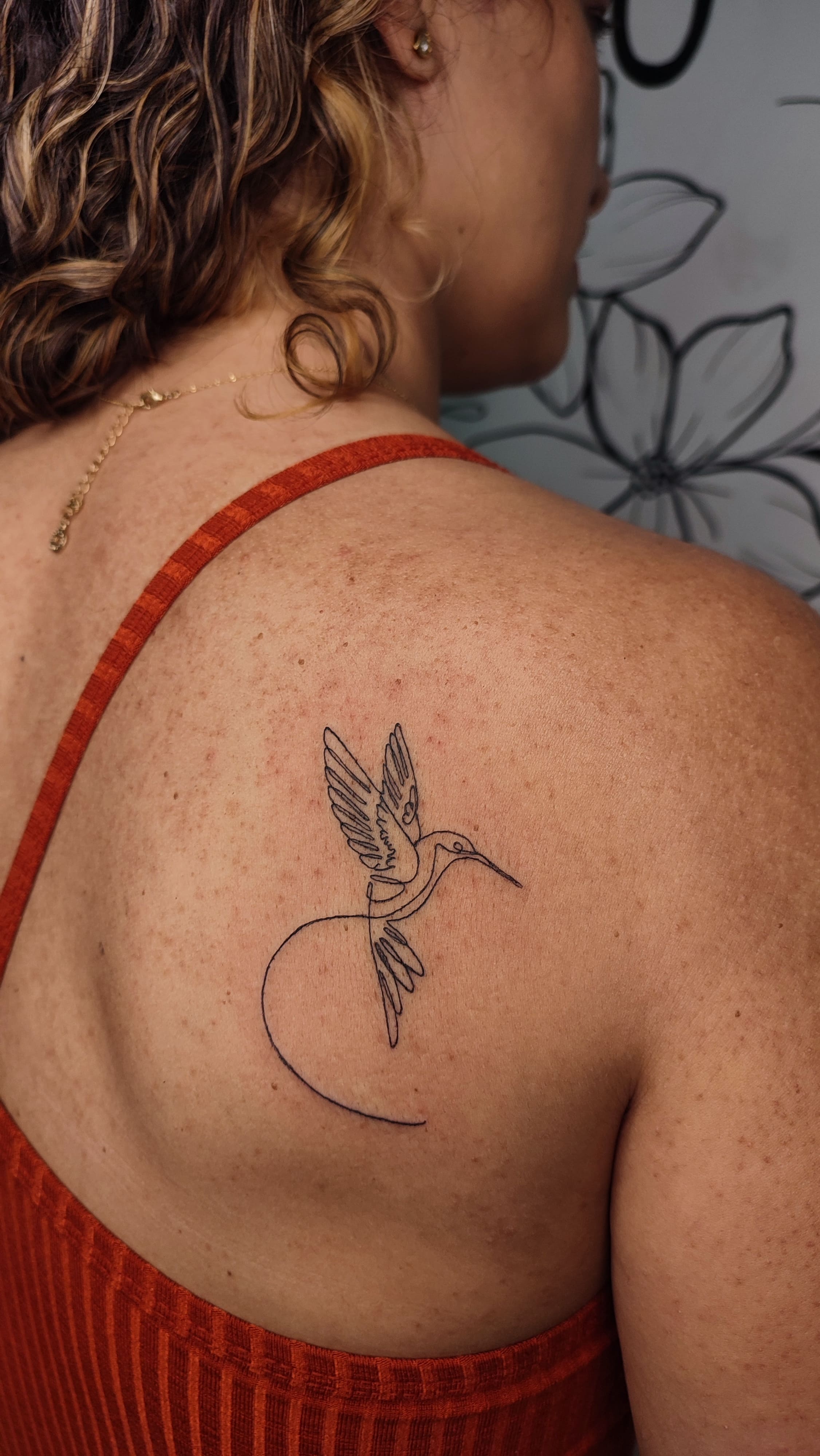 Tatuagem minimalista beija flor