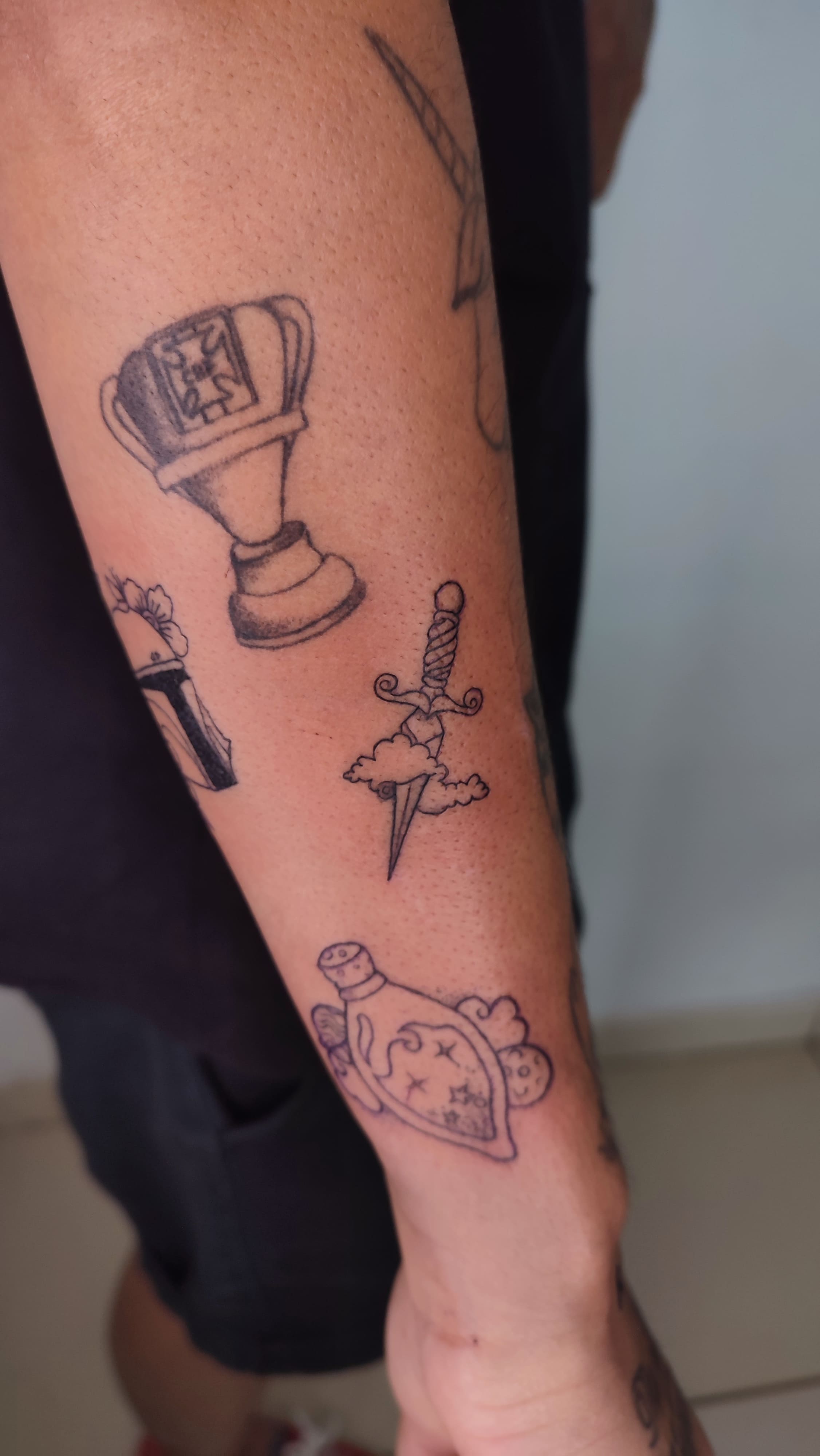 Tatuagem minimalista de uma faca,adaga