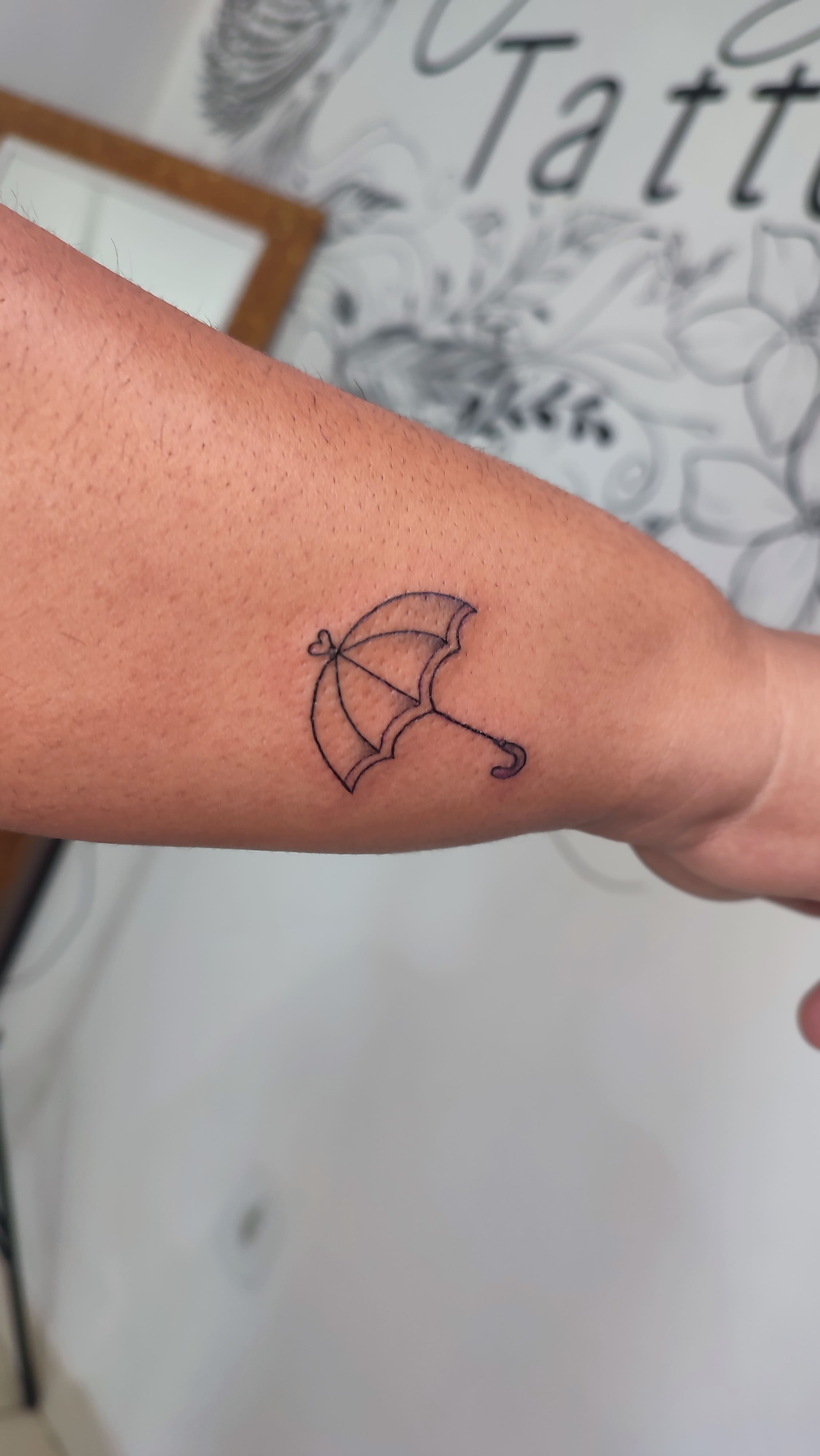 Tatuagem minimalista garda chuva