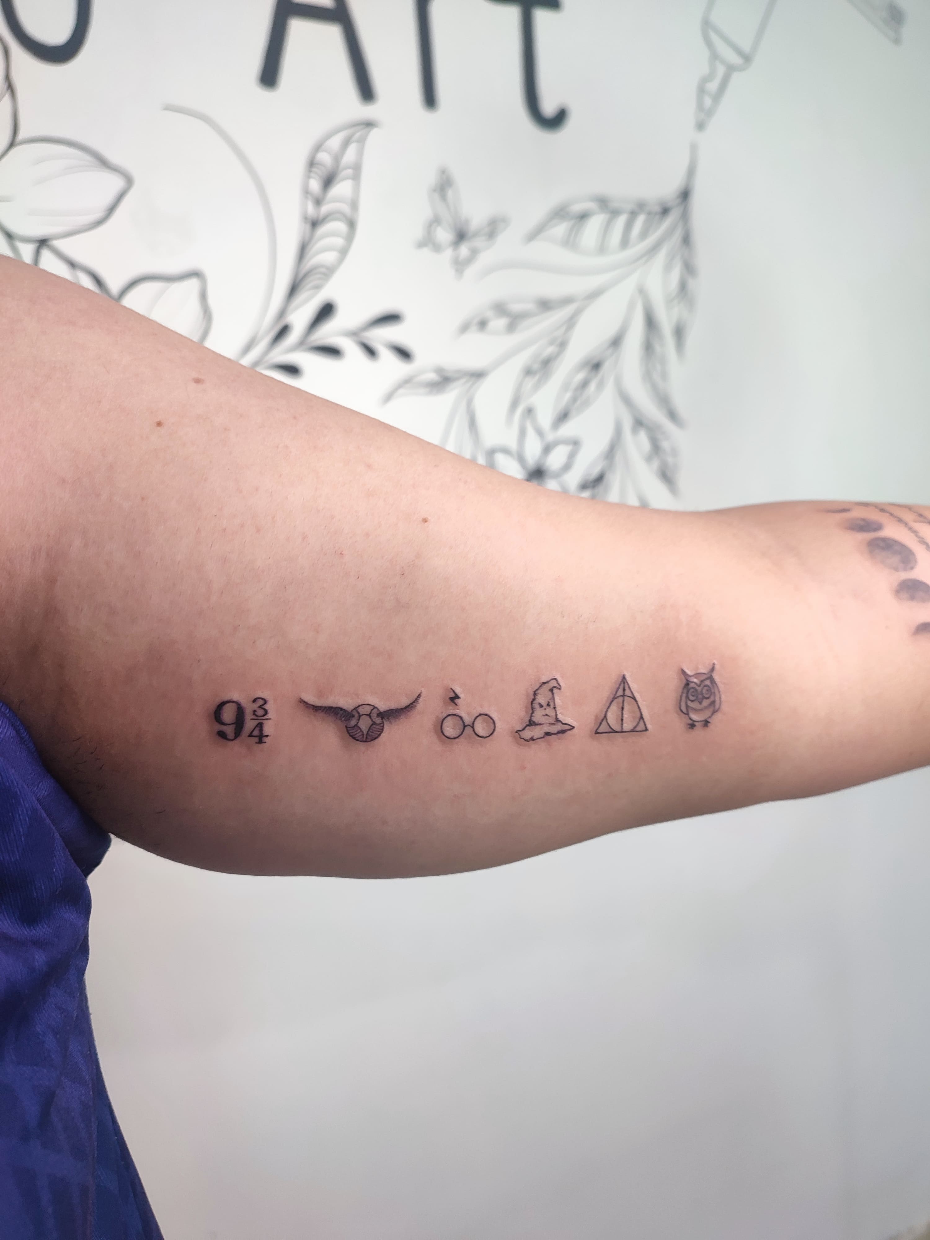 Tatuagem minimalista do 9.3/4 do bombo de ouro, do chapeu seletor, das reliquias da mortes e da coruja do harry potter