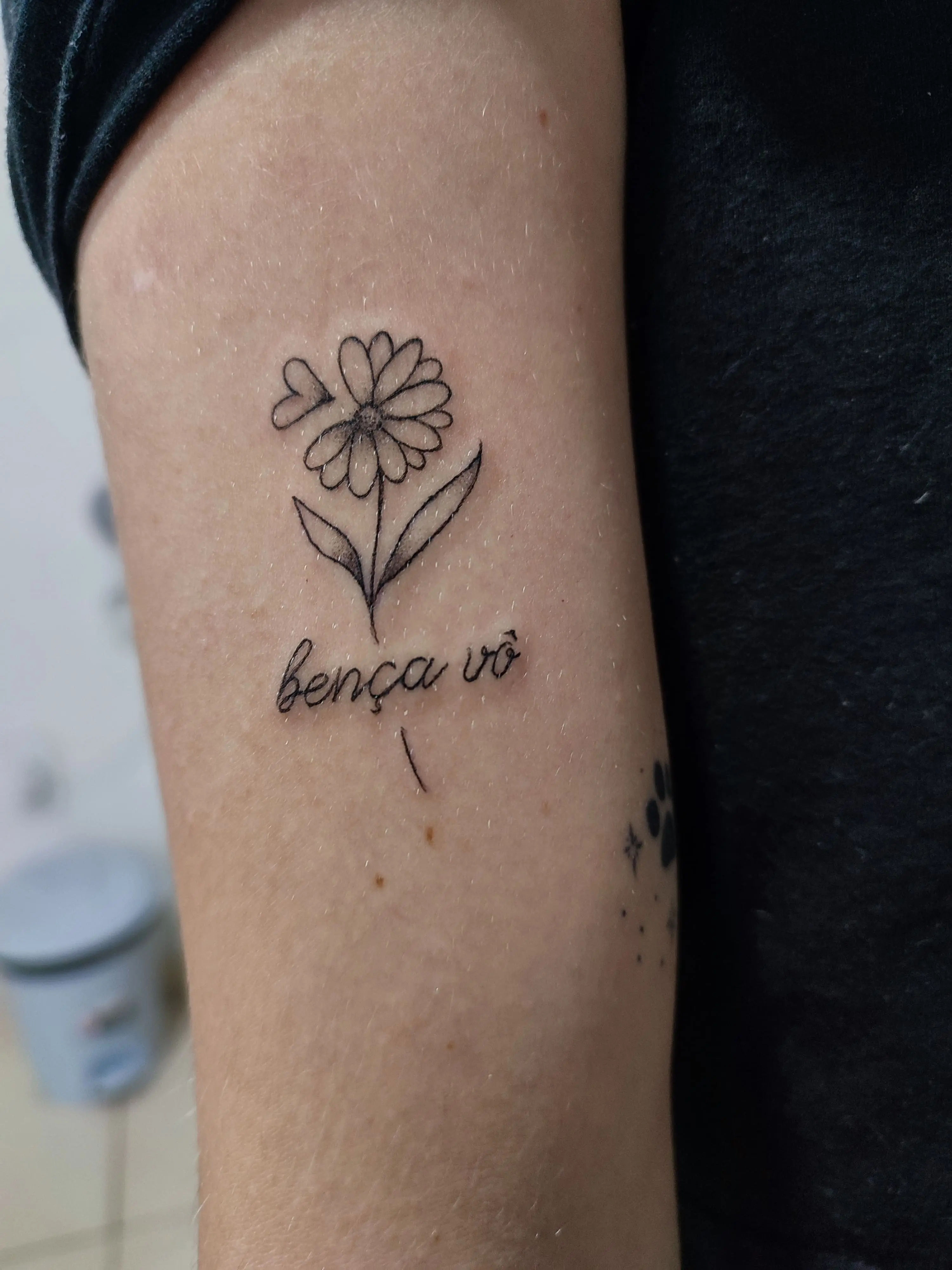 Tatuagemmde uma flor com a mensagem bença vó