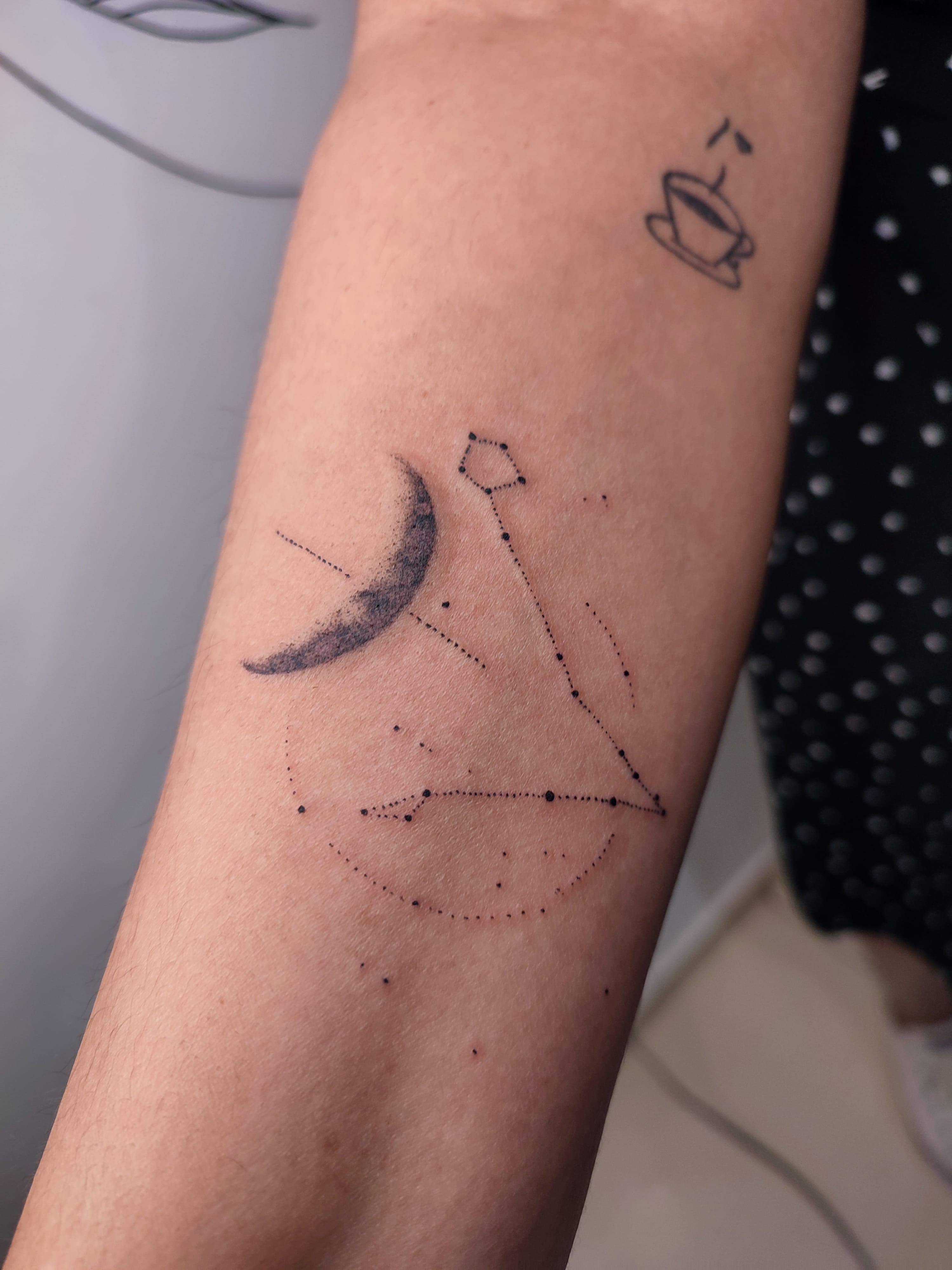 Tatuagem minimalista da constelaçao de virgem