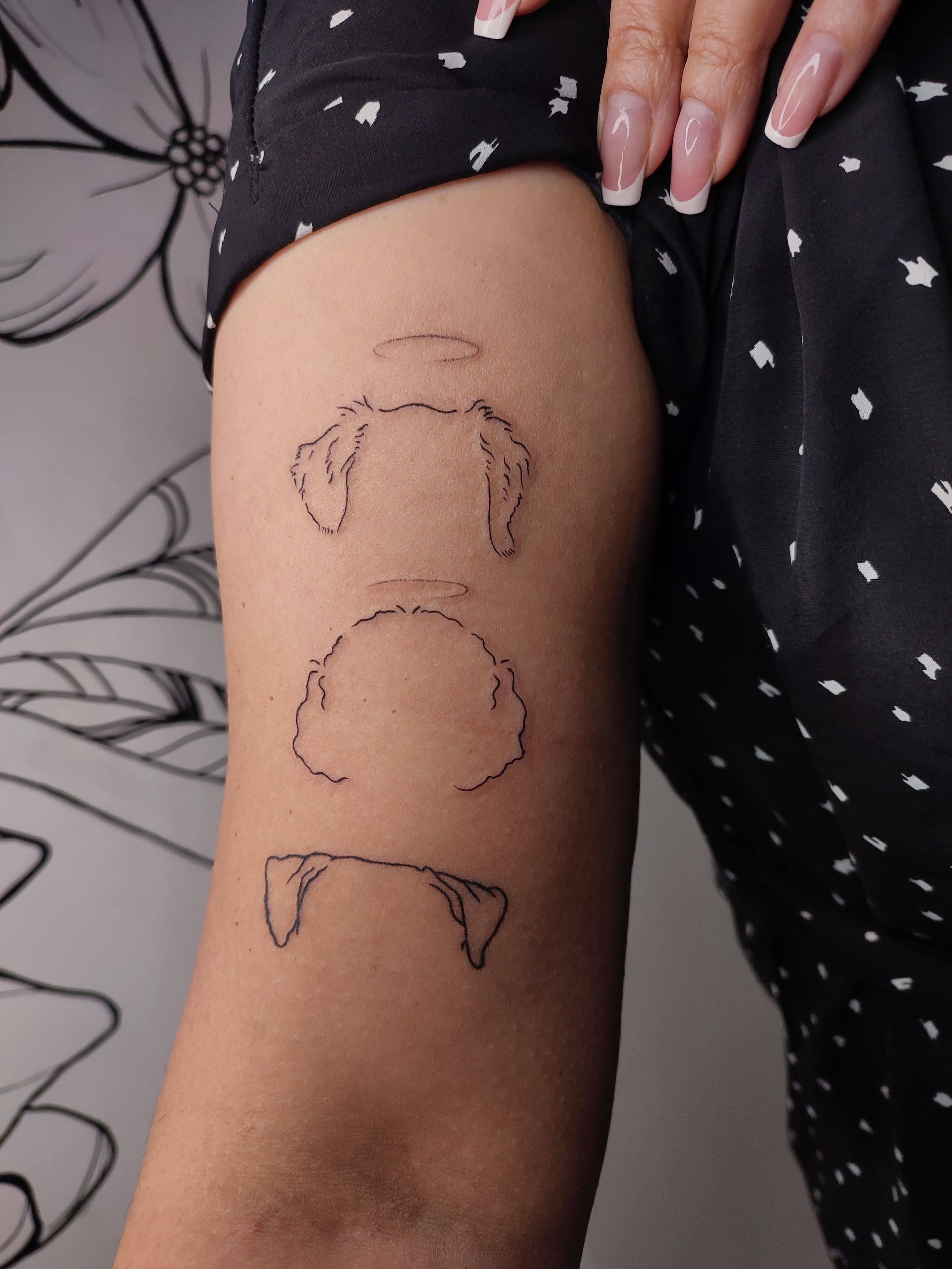 Tatuagem minimalista de tres cachorros, 2 primeiros morreram e o ultimo vivo