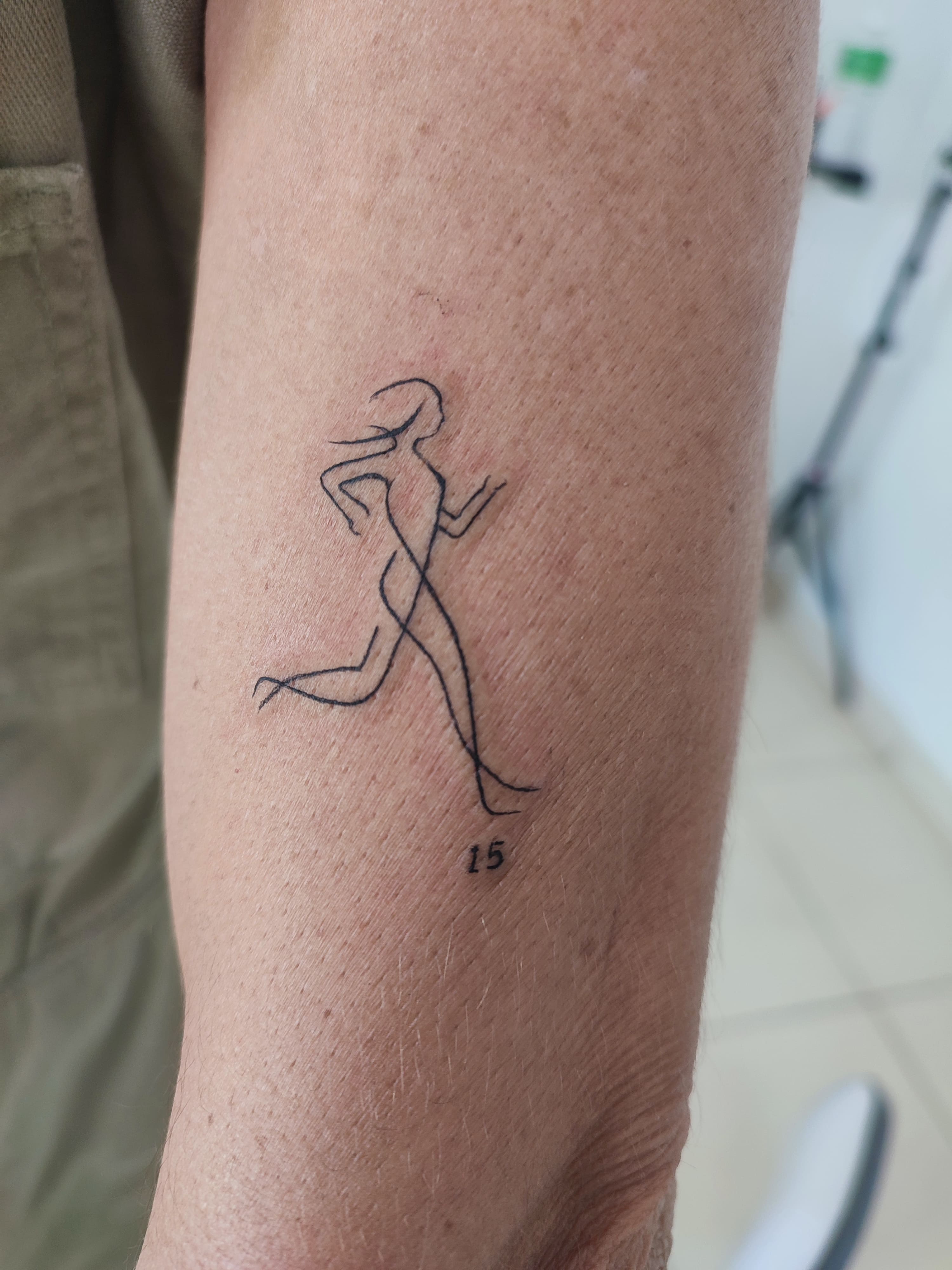 Tatuagem minimalista de corrida, uma mulher correndo