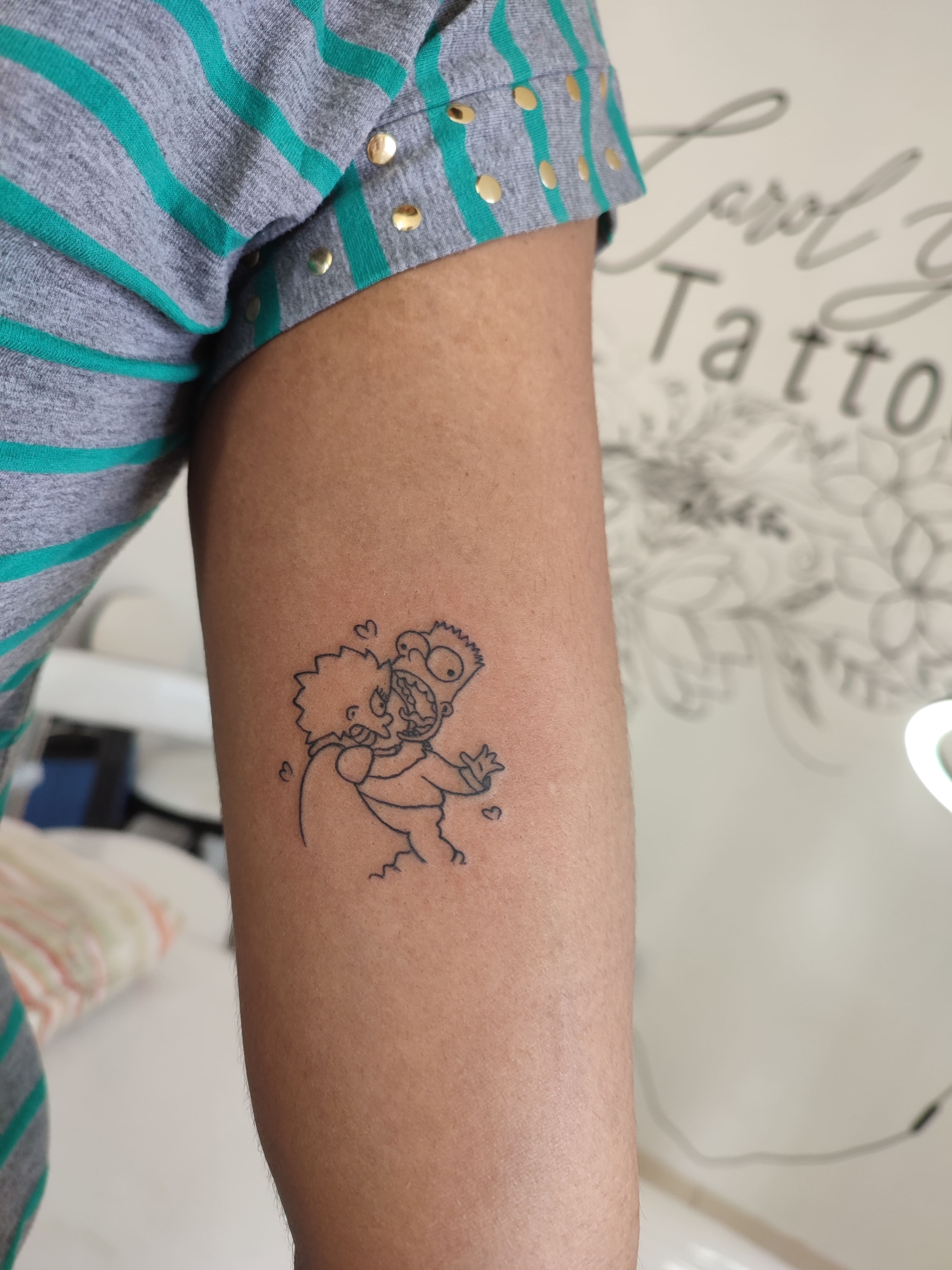 Tatuagem minimalista de irmaos, lisa enforcando o bart