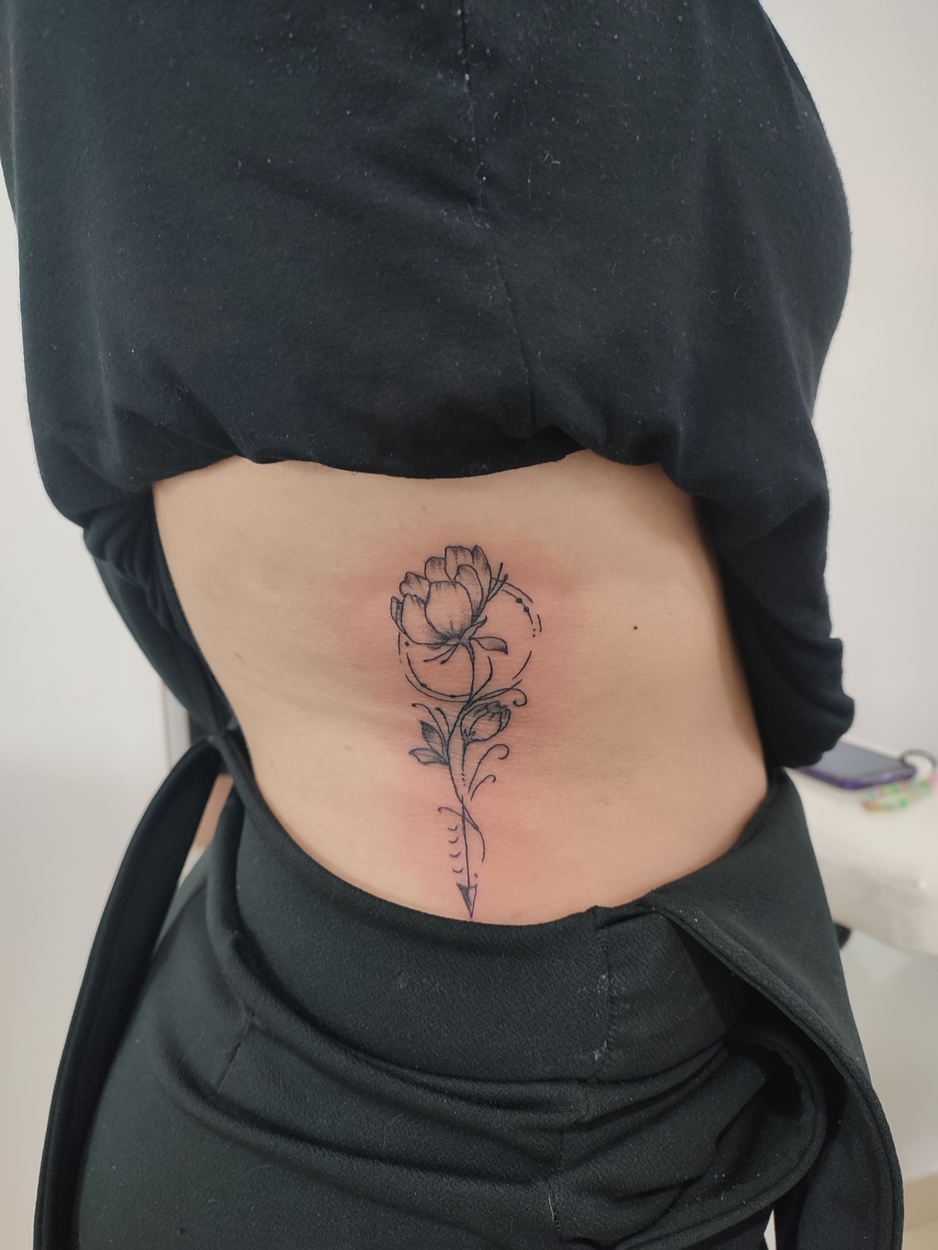 Tatuagem minimalista de uma rosa