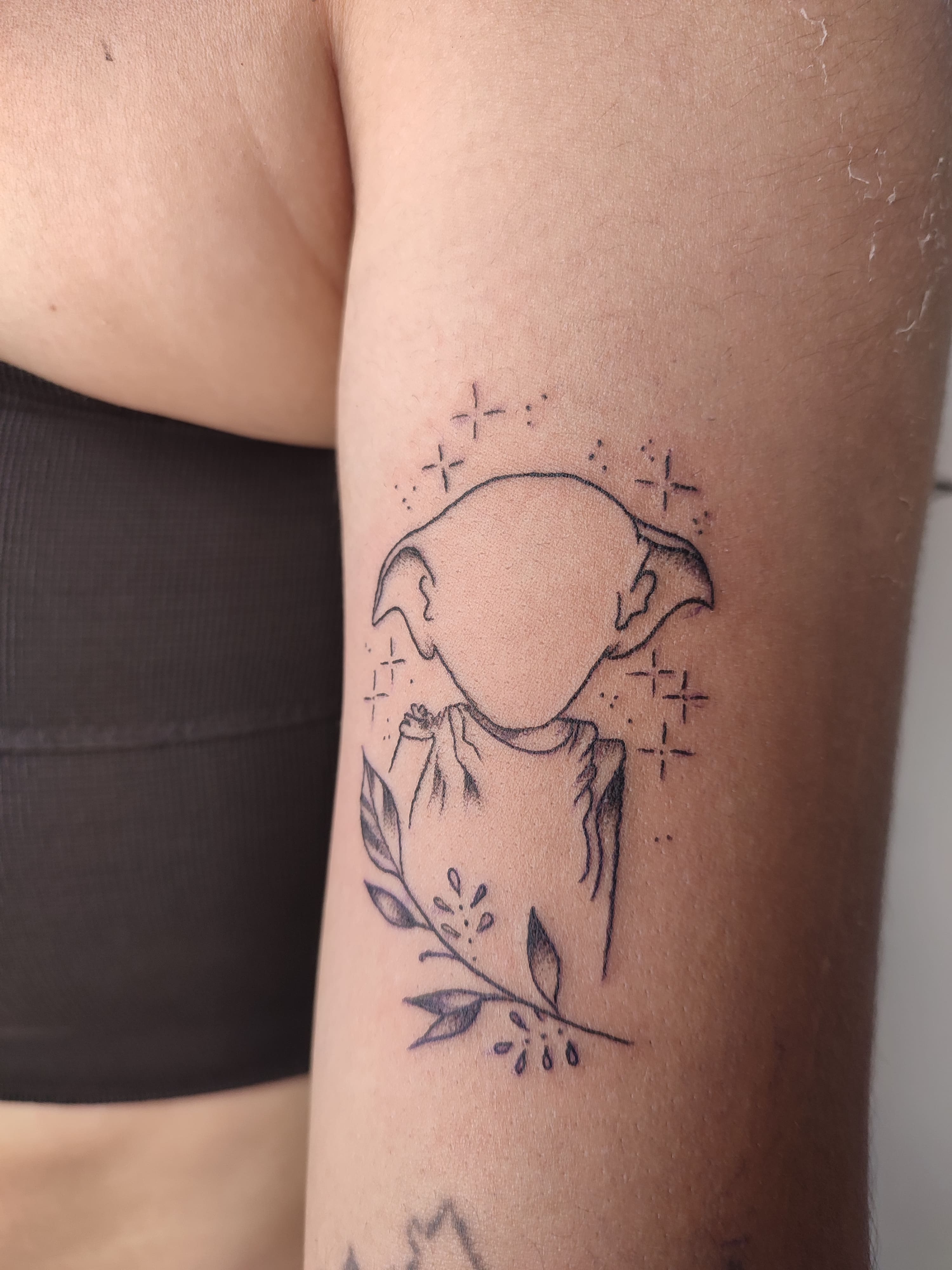 Tatuagem minimalista linda do doby do harry pootter